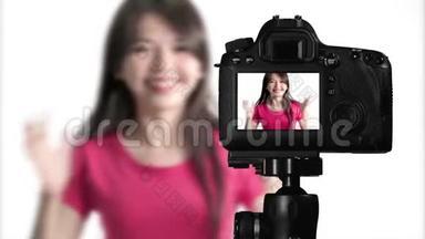 亚洲美女vlogger<strong>开心兴奋</strong>bts相机